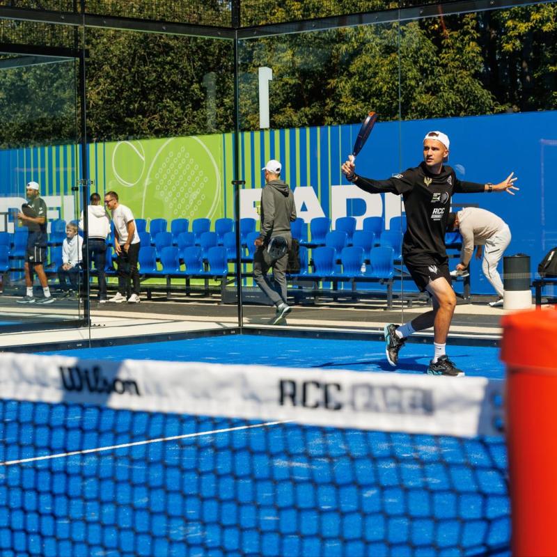 Игрок на корте RCC Padel